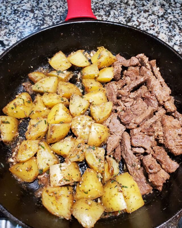 Dinner is served... in 1 pan! If you caught my stories today you already know ya girl is tired. So I needed something easy & delicious ('cause my guys don't play). AND it's steak night soooo...
Garlic butter & herb steak & potatoes are on the menu. Heavy on the flavor & done in less than 30 minutes.
Serve with a side of greens & your favorite red🍷 & enjoy your Sunday evening.#steaknight #itswhatsfordinner #30minutemeals #foodiesofhouston #foodies live in the #4thHouseOnTheRight